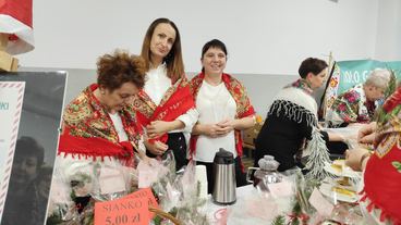 „Z tradycją i ze smakiem” w Ostrówku. Stoiska odwiedziły dziesiątki mieszkańców regionu